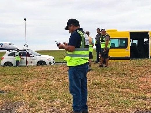 Piloto operando a aeronave no pátio do aeroporto