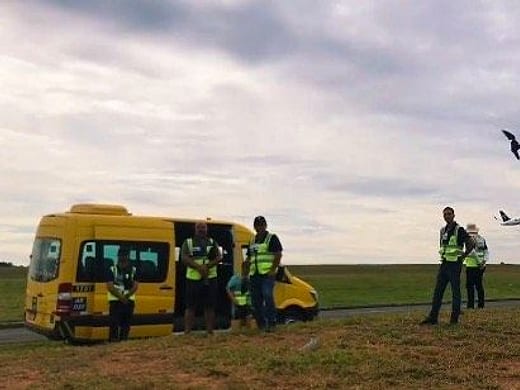 Aeronave remotamente pilotada em voo sobre o aeroporto