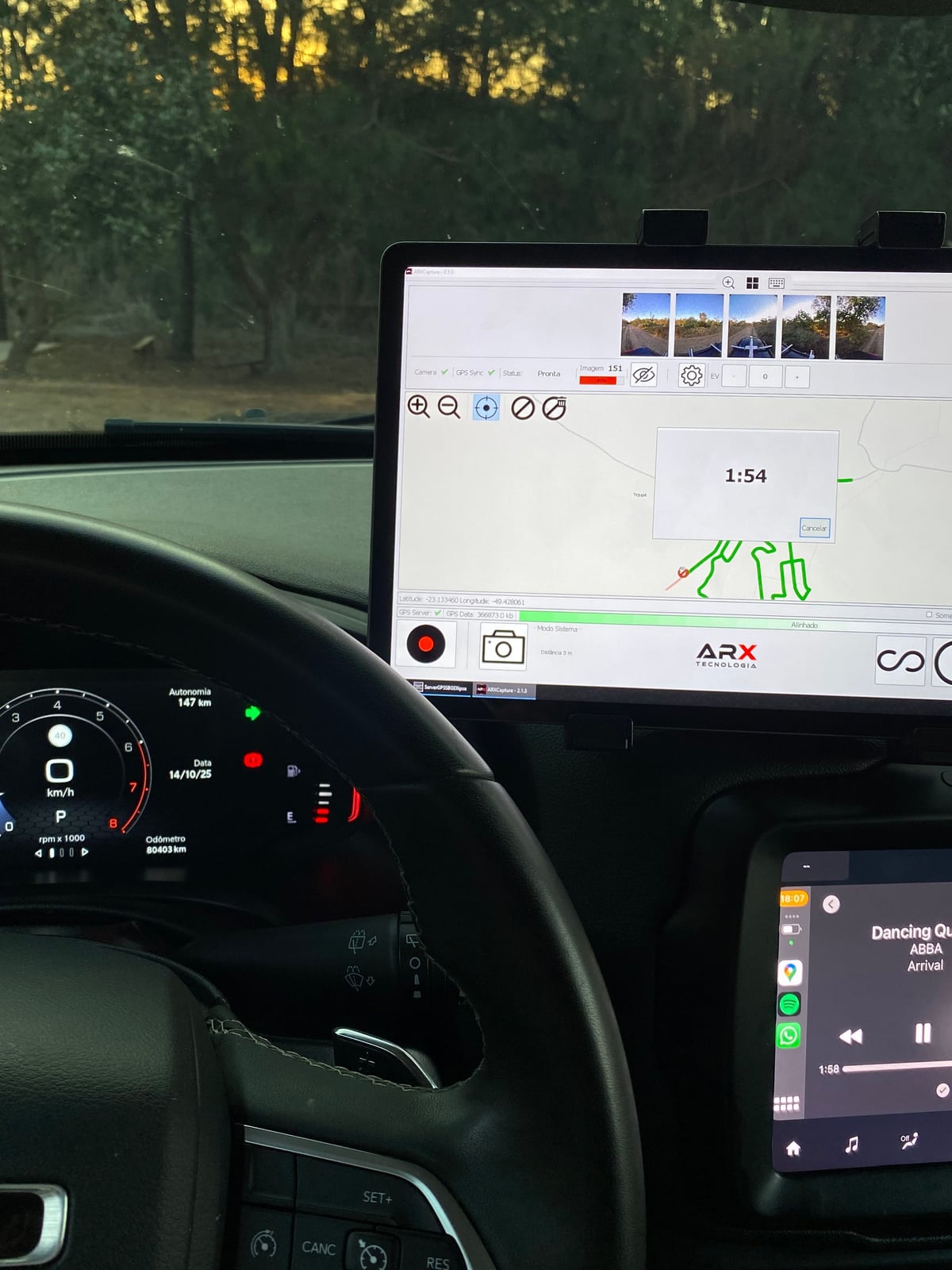 Notebook rodando o software de captura 360°, com a trilha percorrida no mapa