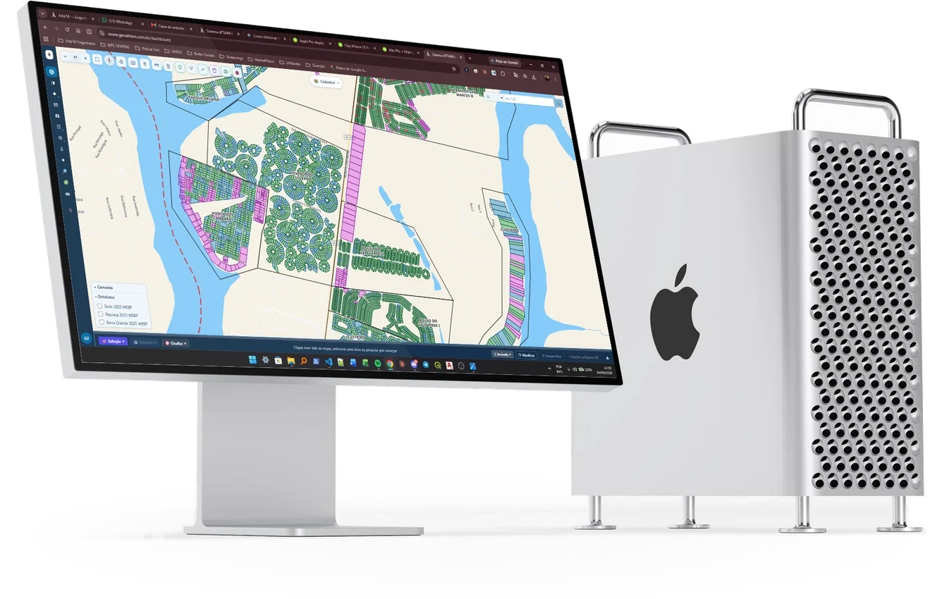 O ATTAMGEO aberto num monitor de mesa, com os lotes vetorizados sobre o mapa da cidade