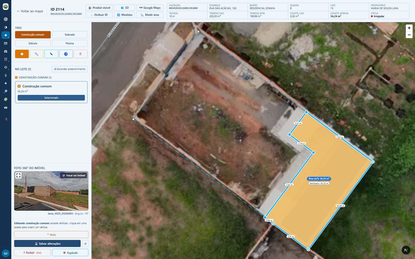 Técnico desenhando o contorno de uma construção sobre a ortofoto, com as cotas de cada aresta